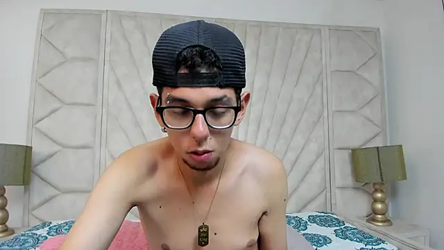 Snapshot of Derek_and_Skarlet chatting on 02-21-25, 07:21 Derek and Skarlet online show from 02-21-25, 07:21