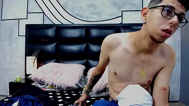 Snapshot of Derek_and_Skarlet chatting on 03-11-25, 11:23 Derek and Skarlet online show from 03-11-25, 11:23