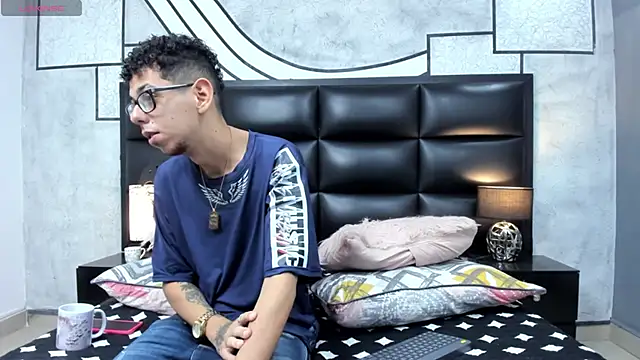 Snapshot of Derek_and_Skarlet chatting on 03-12-25, 11:31 Derek and Skarlet online show from 03-12-25, 11:31