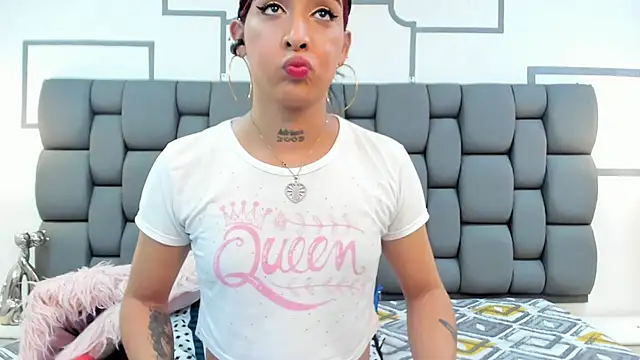 Snapshot of Derek_and_Skarlet chatting on 09-09-25, 03:00 Derek and Skarlet online show from 09-09-25, 03:00