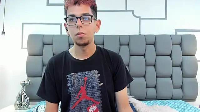 Snapshot of Derek_and_Skarlet chatting on 09-16-25, 03:02 Derek and Skarlet online show from 09-16-25, 03:02