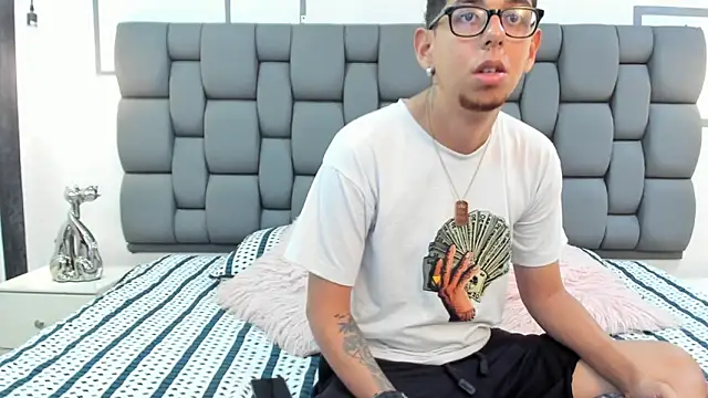 Snapshot of Derek_and_Skarlet chatting on 09-18-25, 03:25 Derek and Skarlet online show from 09-18-25, 03:25