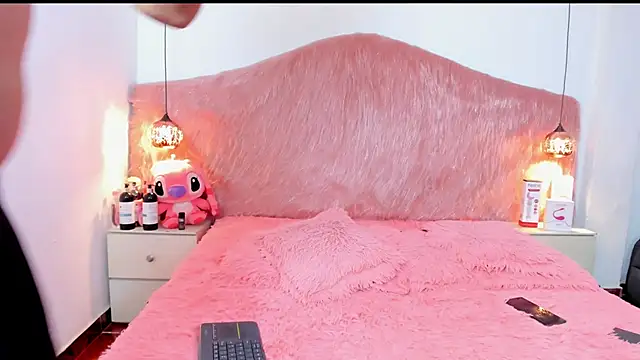 Snapshot of Derek_and_Skarlet chatting on 11-19-25, 06:19 Derek and Skarlet online show from 11-19-25, 06:19