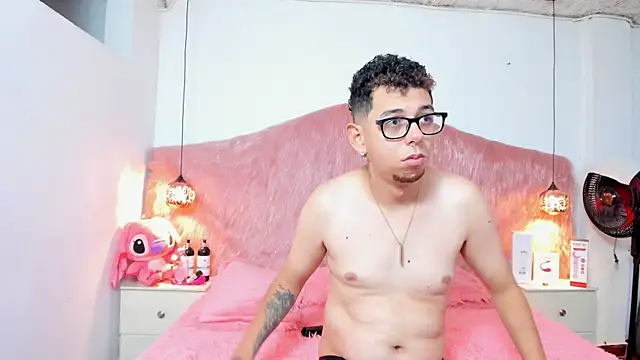 Snapshot of Derek_and_Skarlet chatting on 11-30-25, 04:11 Derek and Skarlet online show from 11-30-25, 04:11