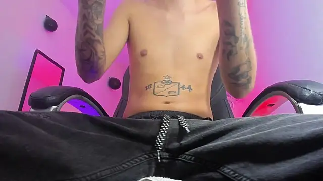 Snapshot of FrannBoy chatting on 03-01-25, 07:04 FrannBoy online show from 03-01-25, 07:04