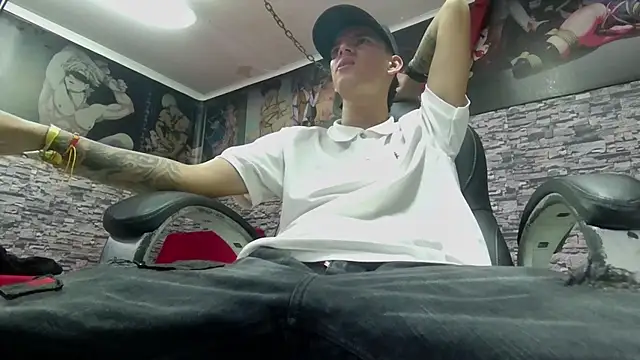 Snapshot of FrannBoy chatting on 03-19-25, 11:25 FrannBoy online show from 03-19-25, 11:25