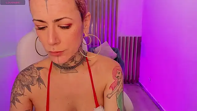 Snapshot of GinebraaFox_ chatting on 12-17-24, 04:00 GinebraaFox online show from 12-17-24, 04:00