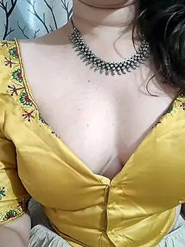 Snapshot of Brown_Maxi chatting on 03-07-25, 10:35 Brown Maxi online show from 03-07-25, 10:35