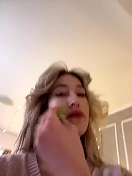 Snapshot of SerenaBennet chatting on 12-23-25, 08:34 SerenaBennet online show from 12-23-25, 08:34