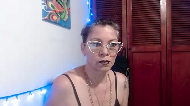 Snapshot of electra-mommy chatting on 07-01-26, 11:01 electra-mommy online show from 07-01-26, 11:01