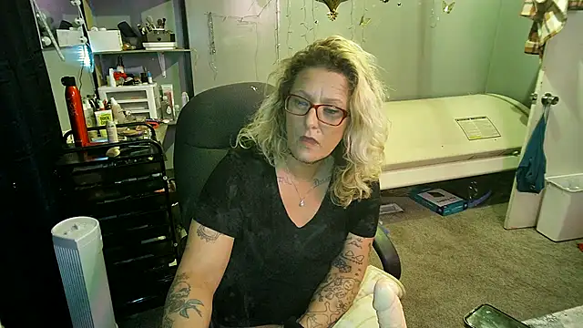 Snapshot of Lisalovely6981 chatting on 02-25-25, 12:24 Lisalovely6981 online show from 02-25-25, 12:24