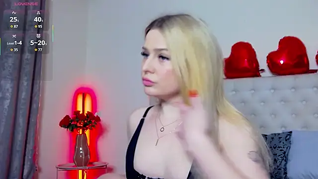 Snapshot of TamarraFox chatting on 02-15-26, 10:06 TamarraFox online show from 02-15-26, 10:06