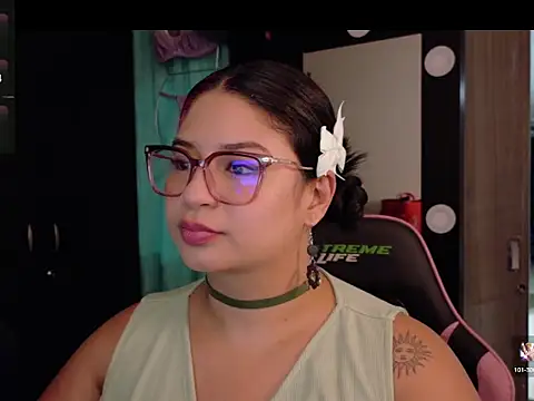 Snapshot of mollyshake1 chatting on 12-23-25, 09:07 mollyshake1 online show from 12-23-25, 09:07