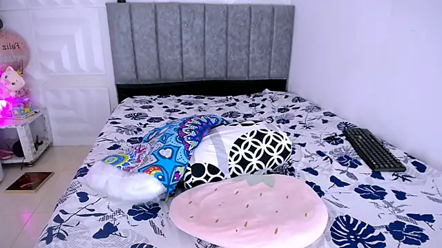 Snapshot of nataly_red chatting on 02-14-25, 07:44 nataly red online show from 02-14-25, 07:44