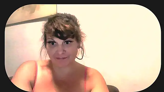 Snapshot of HeyyImHarlowe chatting on 10-02-25, 01:34 HeyyImHarlowe online show from 10-02-25, 01:34