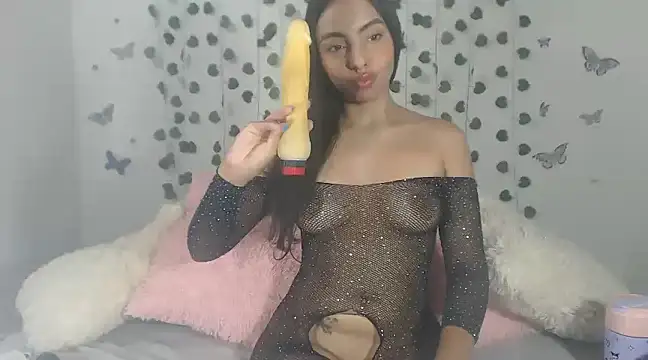 Snapshot of Selena_v chatting on 01-15-25, 06:43 Selena v online show from 01-15-25, 06:43