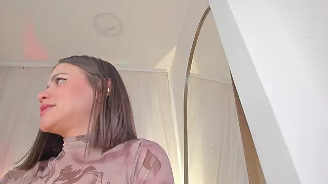 Petite Lucie online show from 01-19-25, 10:06