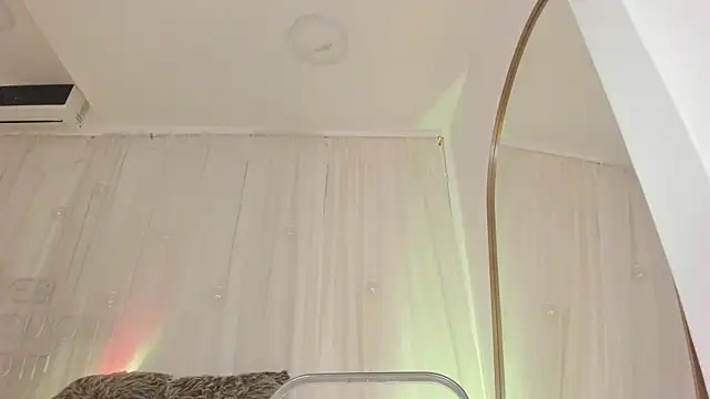 Petite Lucie online show from 01-30-25, 06:54