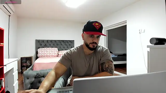 supermanboy94 online show from 11-11-25, 07:08