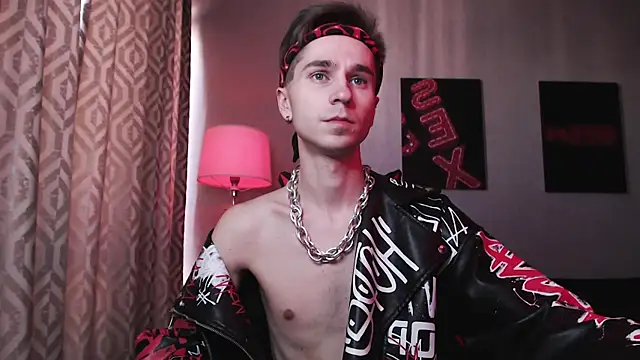 Joseph  Quinn online show from 10-24-25, 03:58