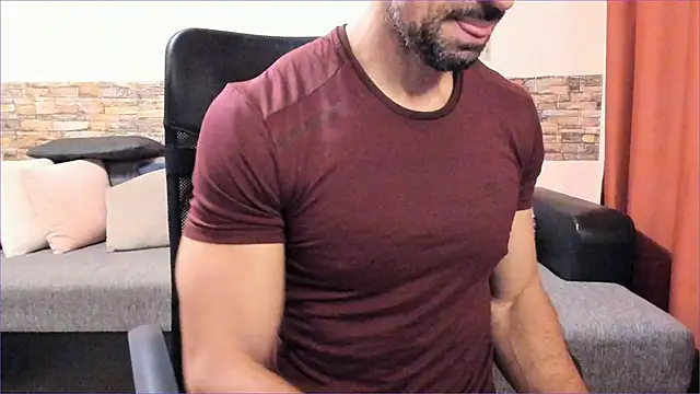 Snapshot of HotHunkTrainer chatting on 10-10-25, 07:18 HotHunkTrainer online show from 10-10-25, 07:18