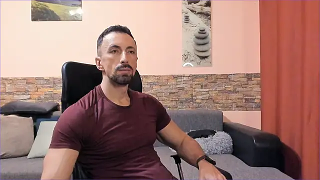 Snapshot of HotHunkTrainer chatting on 10-25-25, 07:16 HotHunkTrainer online show from 10-25-25, 07:16