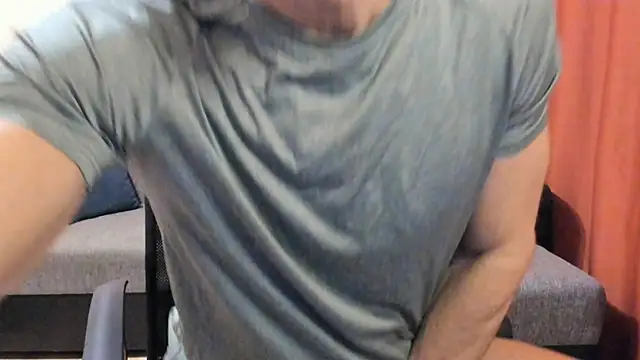 Snapshot of HotHunkTrainer chatting on 12-01-25, 09:14 HotHunkTrainer online show from 12-01-25, 09:14