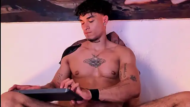 Snapshot of Thomas_Fit1 chatting on 01-21-25, 06:45 Thomas Fit1 online show from 01-21-25, 06:45