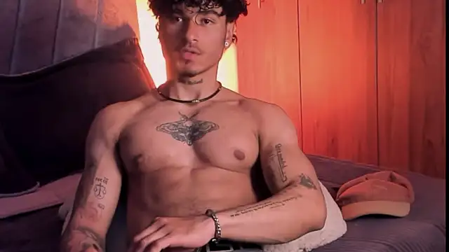 Snapshot of Thomas_Fit1 chatting on 09-19-25, 05:20 Thomas Fit1 online show from 09-19-25, 05:20