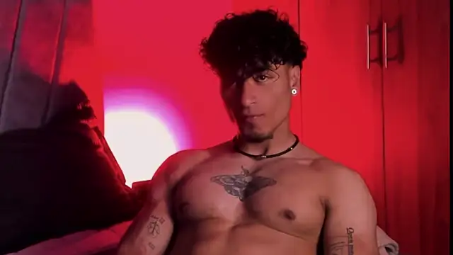 Snapshot of Thomas_Fit1 chatting on 10-02-25, 04:19 Thomas Fit1 online show from 10-02-25, 04:19