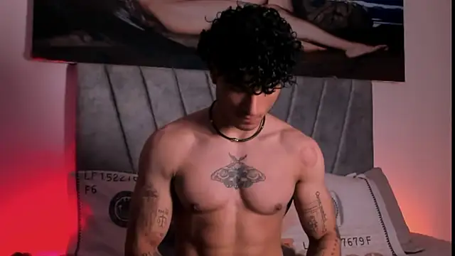 Snapshot of Thomas_Fit1 chatting on 12-15-25, 03:33 Thomas Fit1 online show from 12-15-25, 03:33