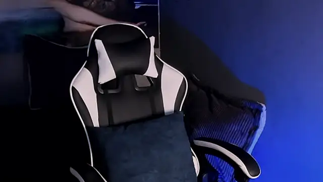 Snapshot of Thomas_Fit1 chatting on 03-24-26, 01:43 Thomas Fit1 online show from 03-24-26, 01:43