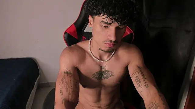 Snapshot of Thomas_Fit1 chatting on 05-26-26, 03:46 Thomas Fit1 online show from 05-26-26, 03:46