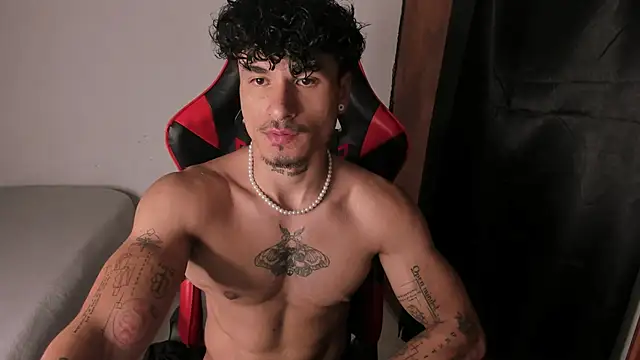 Snapshot of Thomas_Fit1 chatting on 06-01-26, 01:40 Thomas Fit1 online show from 06-01-26, 01:40