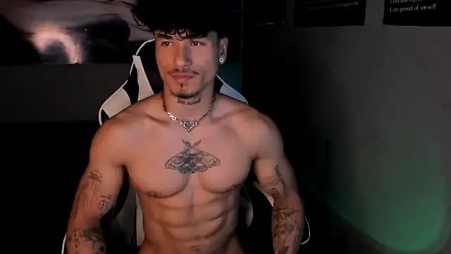 Snapshot of Thomas_Fit1 chatting on 06-12-26, 03:27 Thomas Fit1 online show from 06-12-26, 03:27