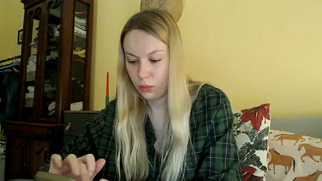 Snapshot of Scarlettford chatting on 12-12-24, 03:16 Scarlettford online show from 12-12-24, 03:16