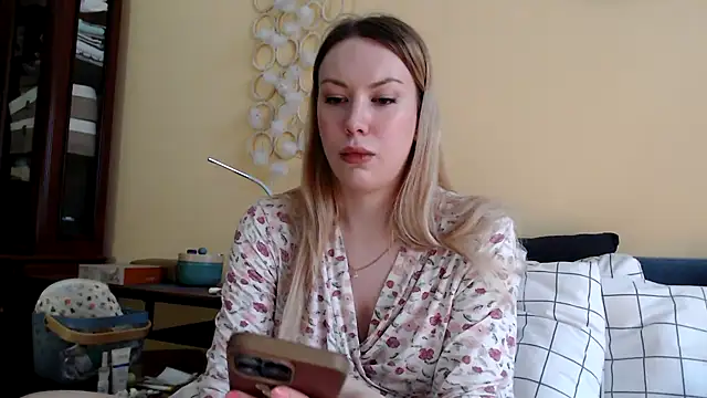 Snapshot of Scarlettford chatting on 02-19-25, 12:00 Scarlettford online show from 02-19-25, 12:00