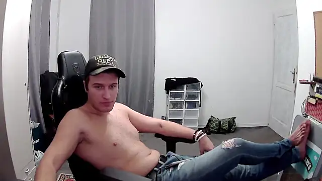 Snapshot of PKrisztian chatting on 10-28-25, 06:54 PKrisztian online show from 10-28-25, 06:54