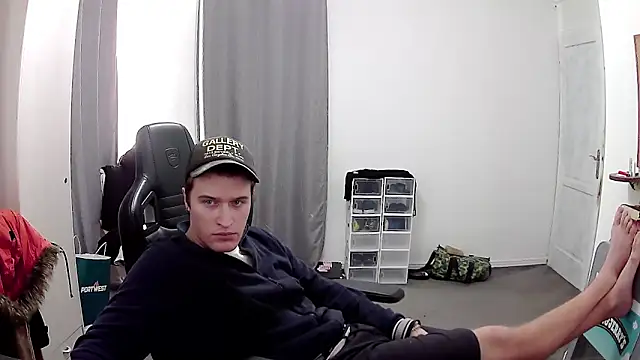 Snapshot of PKrisztian chatting on 02-08-26, 06:11 PKrisztian online show from 02-08-26, 06:11