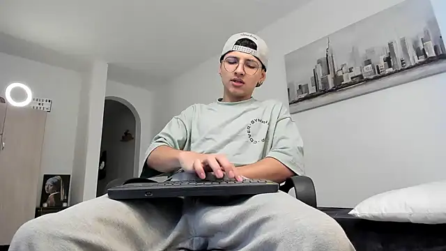 a lejandro 0 8 online show from 03-10-25, 09:07