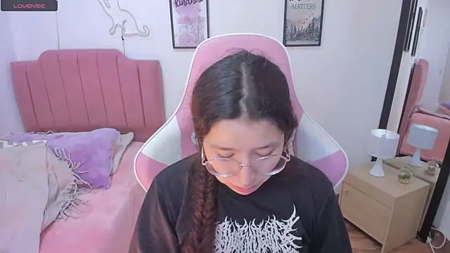 Amy joones online show from 11-21-25, 01:32