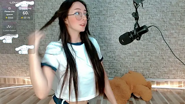 Snapshot of emma_unu chatting on 04-17-26, 02:47 emma unu online show from 04-17-26, 02:47