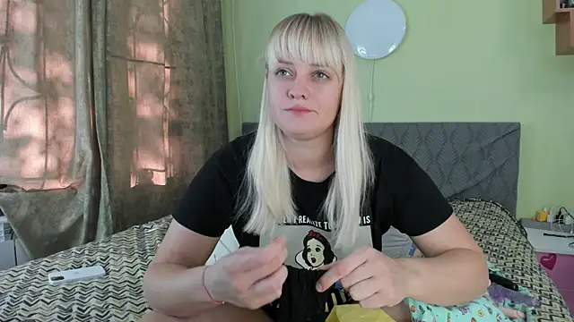 Snapshot of Kira_Miler chatting on 09-16-25, 05:52 Kira Miler online show from 09-16-25, 05:52