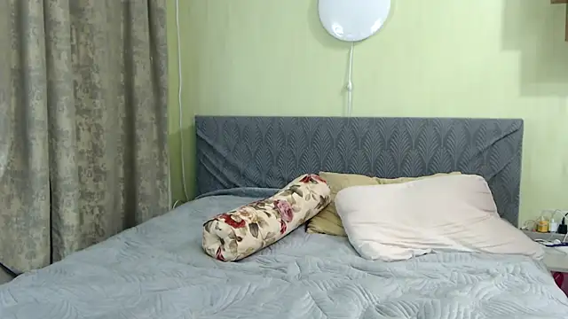 Snapshot of Kira_Miler chatting on 12-23-25, 06:44 Kira Miler online show from 12-23-25, 06:44