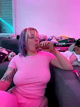 Snapshot of LaskaLeRoomba chatting on 12-03-25, 01:53 LaskaLeRoomba online show from 12-03-25, 01:53