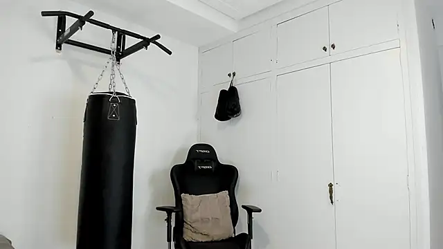 Snapshot of dan01_ chatting on 10-17-25, 12:19 dan01 online show from 10-17-25, 12:19