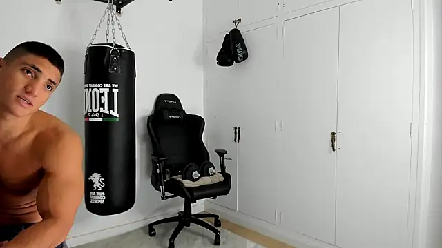 Snapshot of dan01_ chatting on 10-22-25, 01:11 dan01 online show from 10-22-25, 01:11