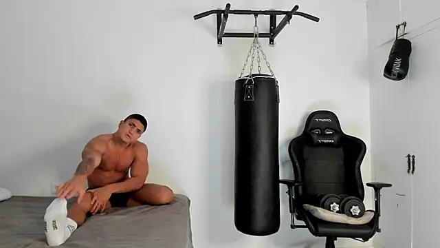 Snapshot of dan01_ chatting on 11-13-25, 01:21 dan01 online show from 11-13-25, 01:21