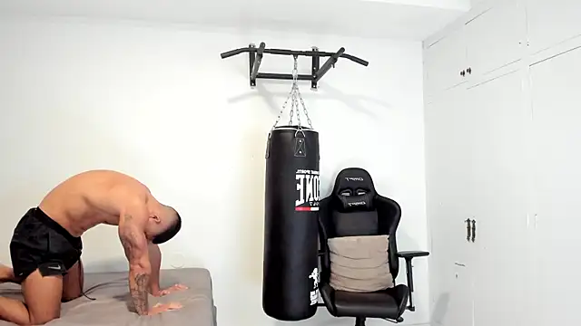 Snapshot of dan01_ chatting on 12-21-25, 01:18 dan01 online show from 12-21-25, 01:18