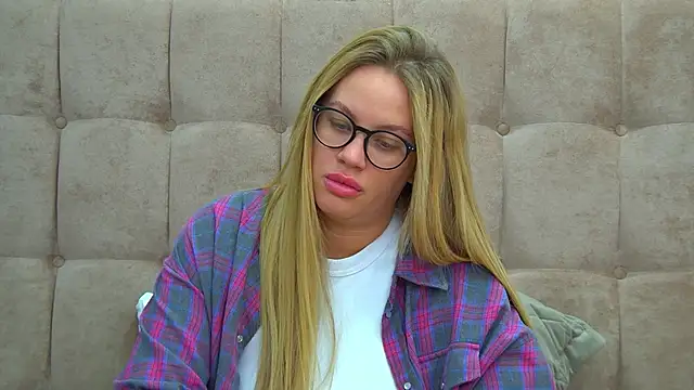 MariaNeumann online show from 01-18-25, 03:31